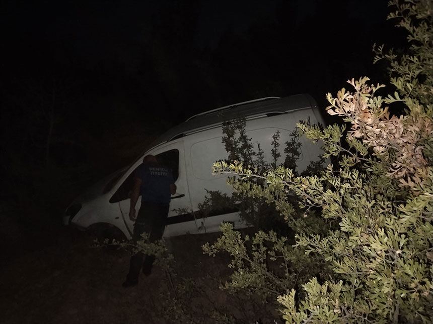 Denizlide Trafik Kazasi Sarampole Devrilen Aracin Surucusu Araniyor 5