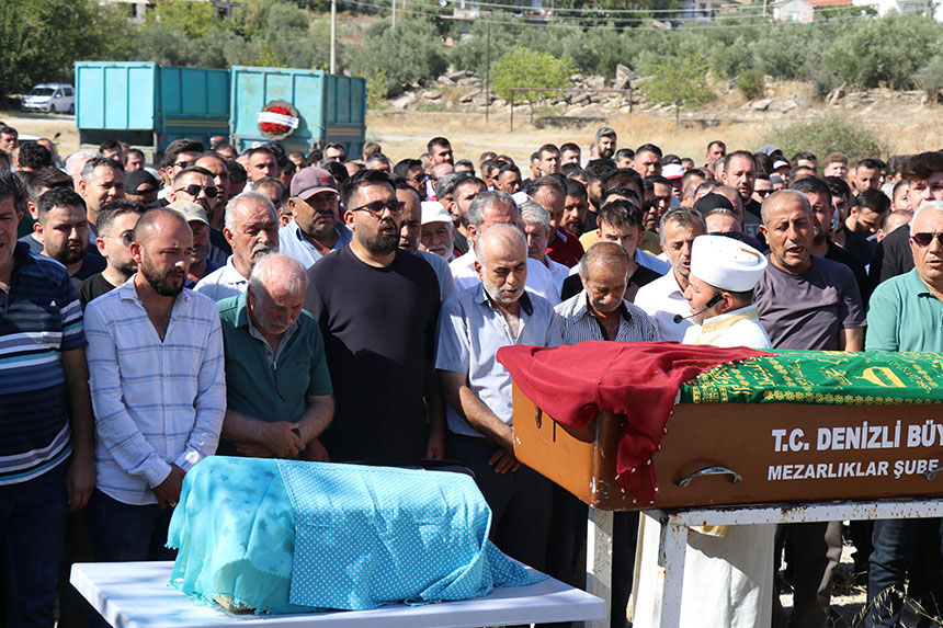 Denizlide Yurek Yakan Veda Guney Bebegin Kundagi Mezar Tasina Sarildi 2