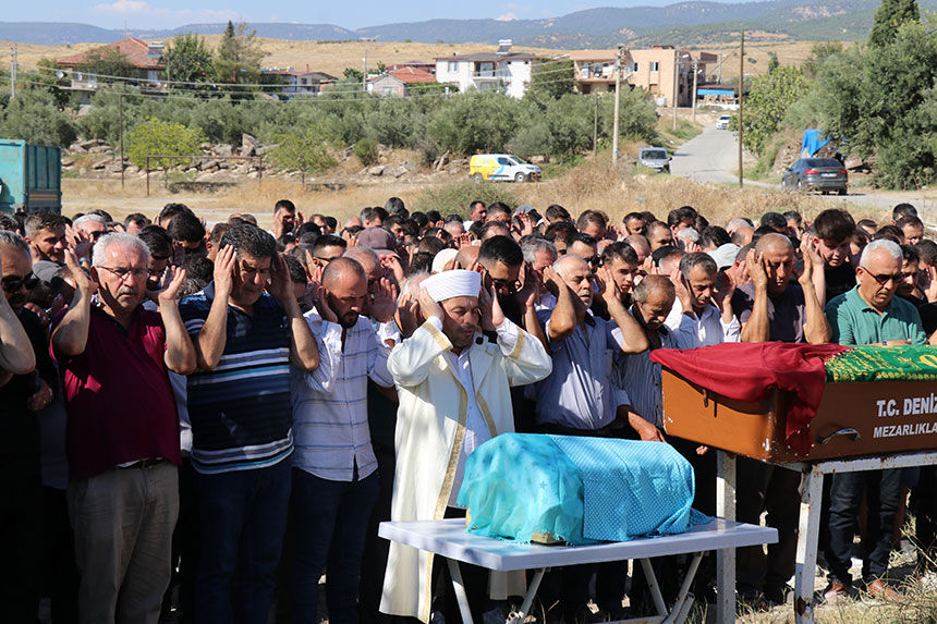 Denizlide Yurek Yakan Veda Guney Bebegin Kundagi Mezar Tasina Sarildi 3
