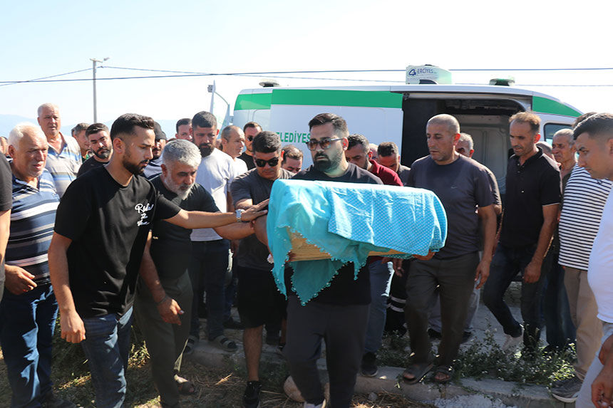 Denizlide Yurek Yakan Veda Guney Bebegin Kundagi Mezar Tasina Sarildi 4