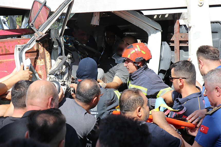 Denizlide Zincirleme Trafik Kazasi Iki Kamyonet Tira Carpti 1