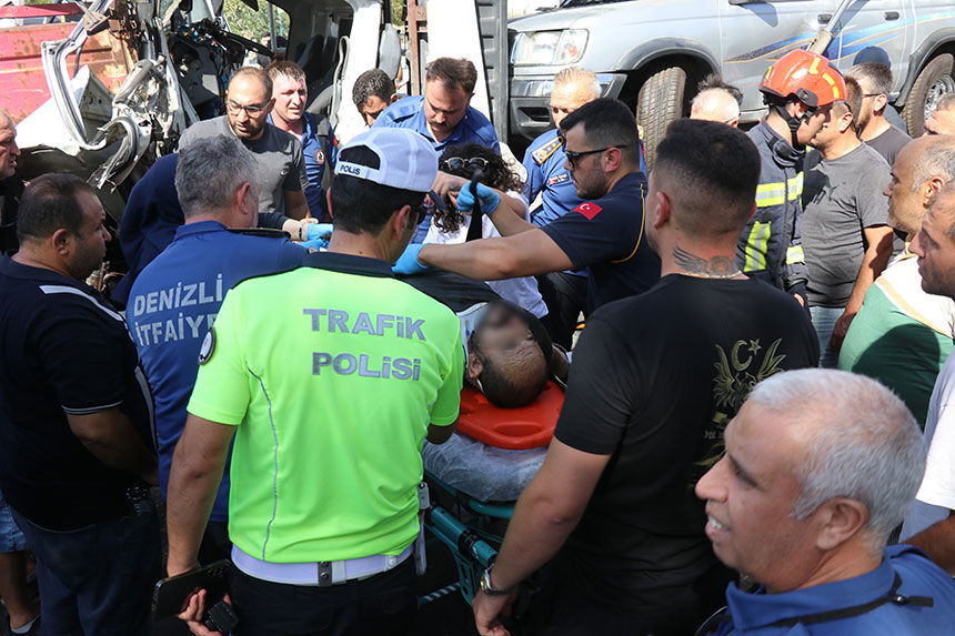 Denizlide Zincirleme Trafik Kazasi Iki Kamyonet Tira Carpti 2
