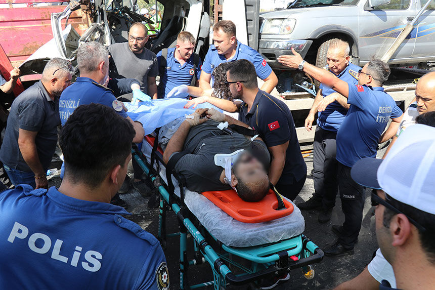 Denizlide Zincirleme Trafik Kazasi Iki Kamyonet Tira Carpti 3