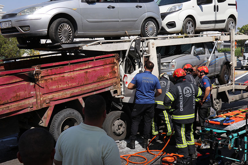 Denizlide Zincirleme Trafik Kazasi Iki Kamyonet Tira Carpti 4