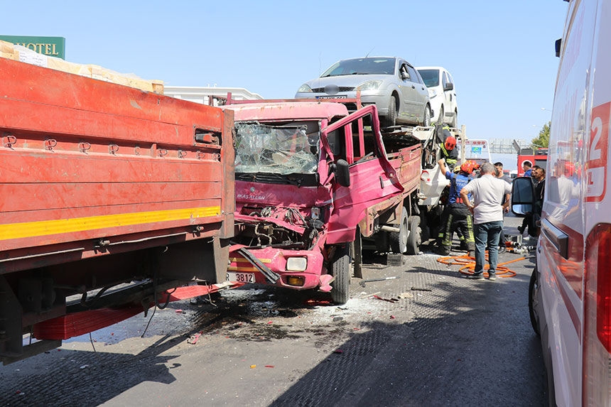 Denizlide Zincirleme Trafik Kazasi Iki Kamyonet Tira Carpti 5
