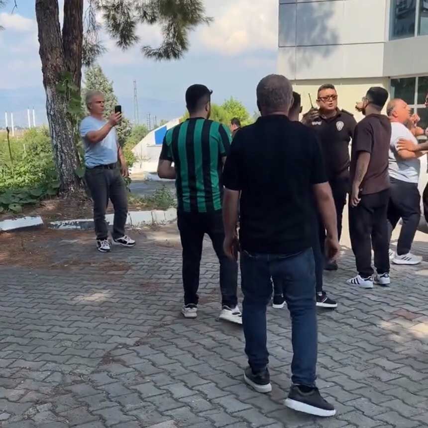 Denizlispor Tesislerinde Olay Taraftarla Baskan Urkay Karsi Karsiya Geldi 1