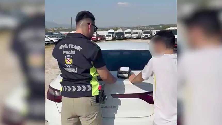 Kirmizi Isikta Kurnazlik Pahaliya Patladi Plakasini Kapatan Surucuye 145 Bin Tl Ceza 1