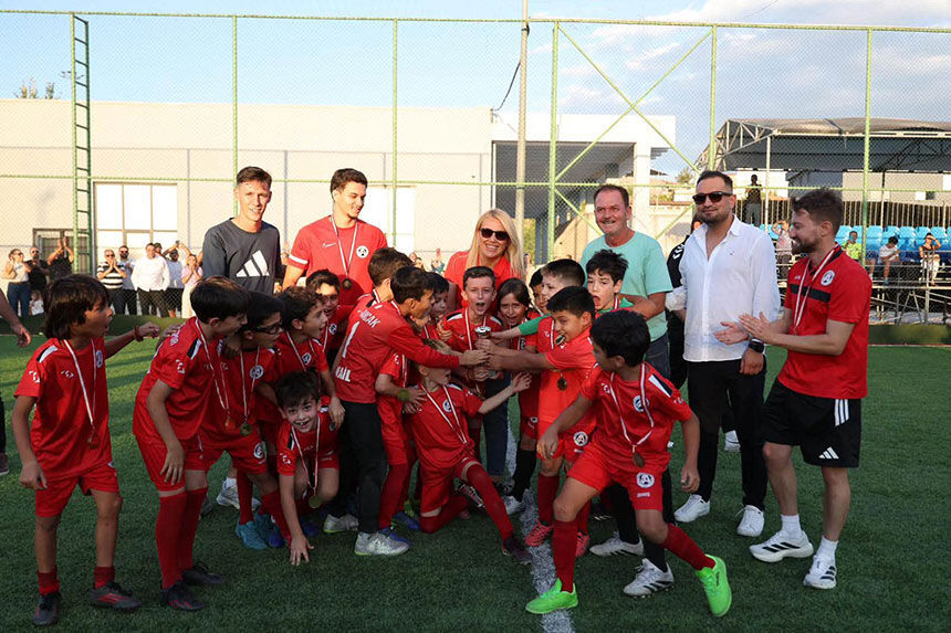 Merkezefendide Zafer Kupasi Coskusu Sampiyon Sporcular Odullerine Kavustu 6
