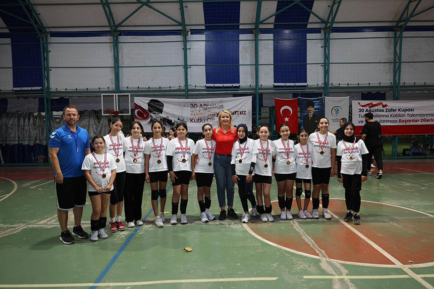 Merkezefendide Zafer Kupasi Coskusu Sampiyon Sporcular Odullerine Kavustu 7