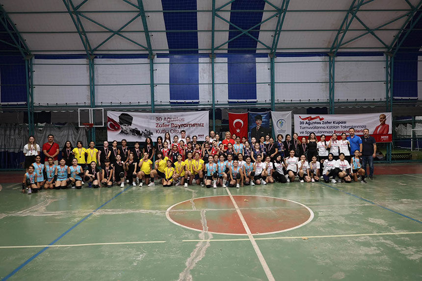 Merkezefendide Zafer Kupasi Coskusu Sampiyon Sporcular Odullerine Kavustu 8