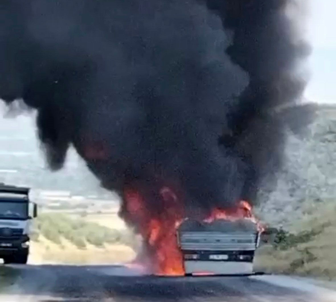 Saraykoyde Alev Alev Yanan Kamyonet Kule Dondu 1 Yillik Emegimiz 15 Dakikada Yok Oldu1