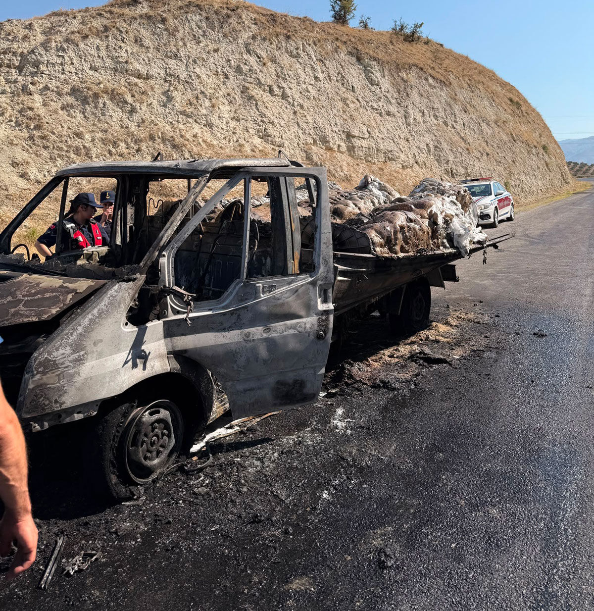 Saraykoyde Alev Alev Yanan Kamyonet Kule Dondu 1 Yillik Emegimiz 15 Dakikada Yok Oldu2