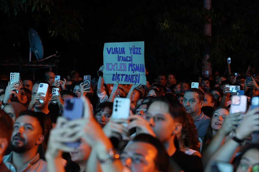 Tavas Zeybek Festivalinde Merve Ozbey Ruzgari Binlerce Kisi Unutulmaz Bir Gece Yasadi 1