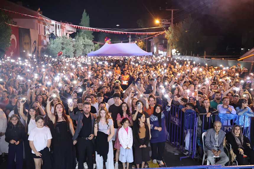 Tavas Zeybek Festivalinde Merve Ozbey Ruzgari Binlerce Kisi Unutulmaz Bir Gece Yasadi 2
