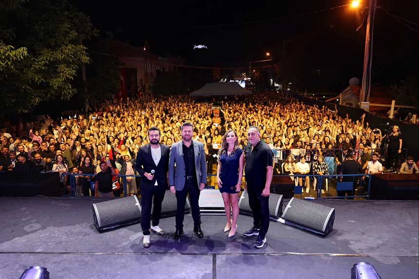 Tavas Zeybek Festivalinde Merve Ozbey Ruzgari Binlerce Kisi Unutulmaz Bir Gece Yasadi 3