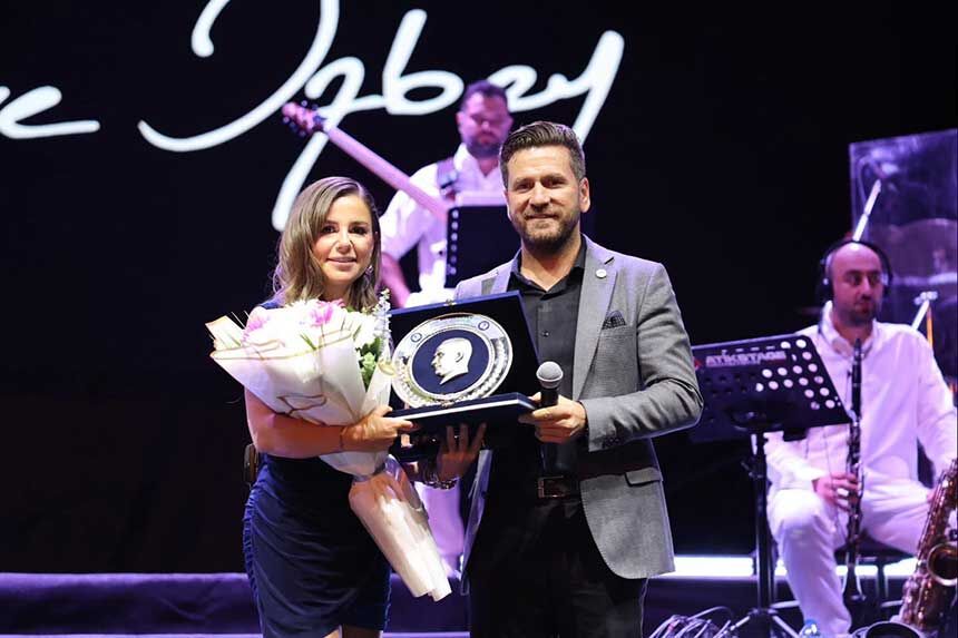 Tavas Zeybek Festivalinde Merve Ozbey Ruzgari Binlerce Kisi Unutulmaz Bir Gece Yasadi 5