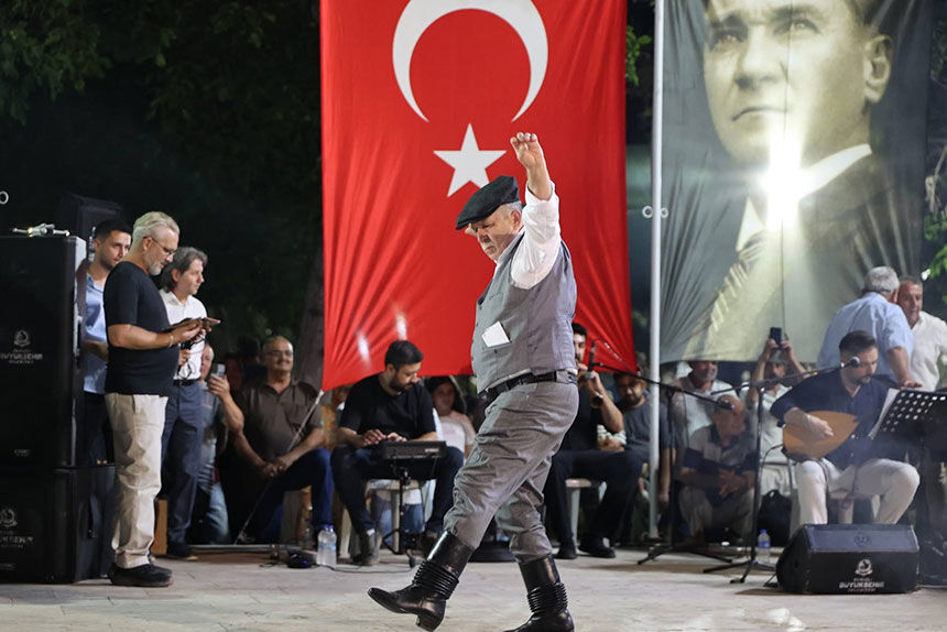 Tavasta Zeybek Atesi Yakildi Ustatlar Ve Genc Efeler Ayni Sahnede Bulustu