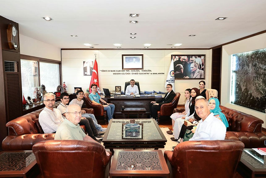 Baskan Cavusoglu Yksde Dereceye Giren Ogrencileri Odullendirdi