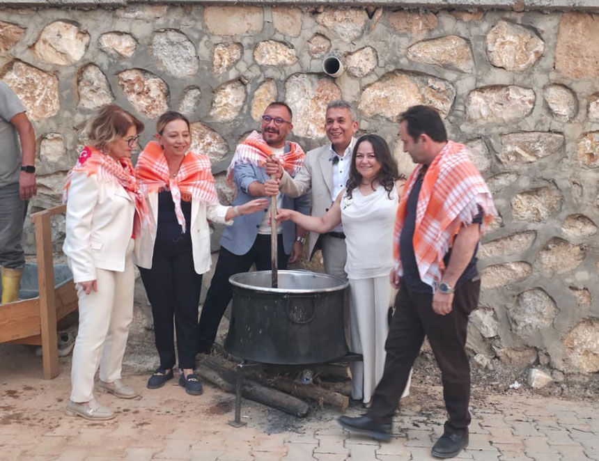 Cal Bagbozumu Festivalinde Yagmur Cosku Dinmedi Bagbozumunda Kultur Gelenek Ve Vefa Bulustu4