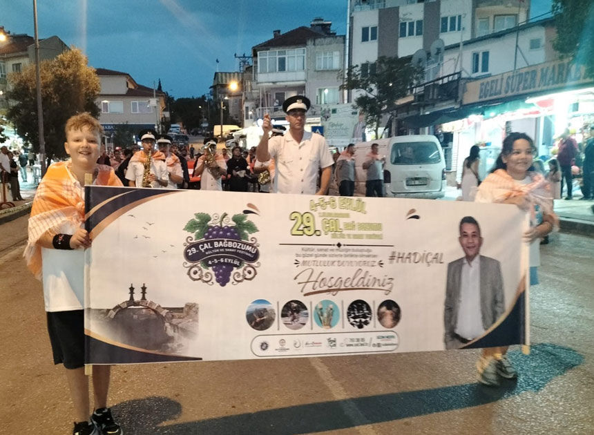 Cal Bagbozumu Festivalinde Yagmur Cosku Dinmedi Bagbozumunda Kultur Gelenek Ve Vefa Bulustu5