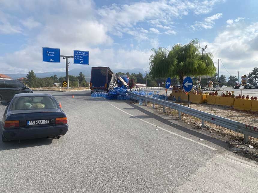 Denizli Bozkurtta Su Yuklu Tir Devrildi 1