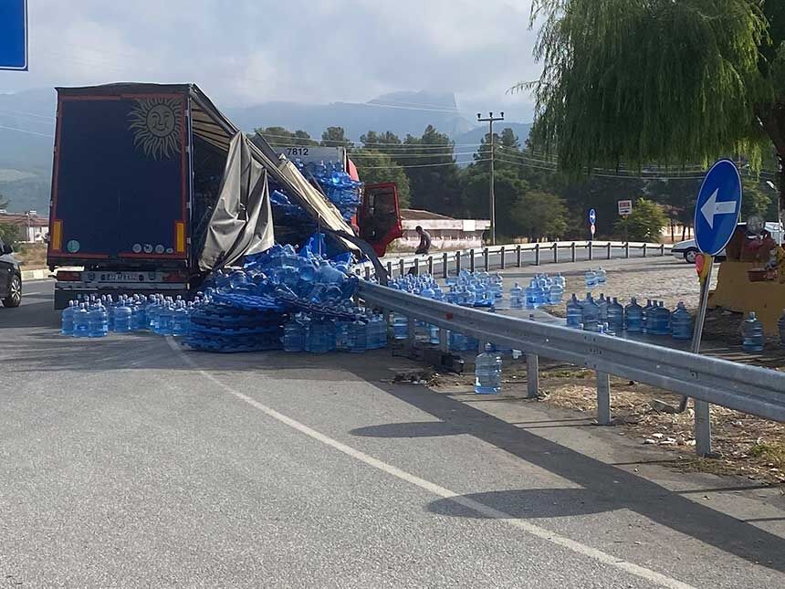 Denizli Bozkurtta Su Yuklu Tir Devrildi 2