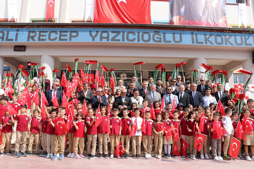 Denizli Okullar Acildi Ogrenciler Ciceklerle Karşilandi2