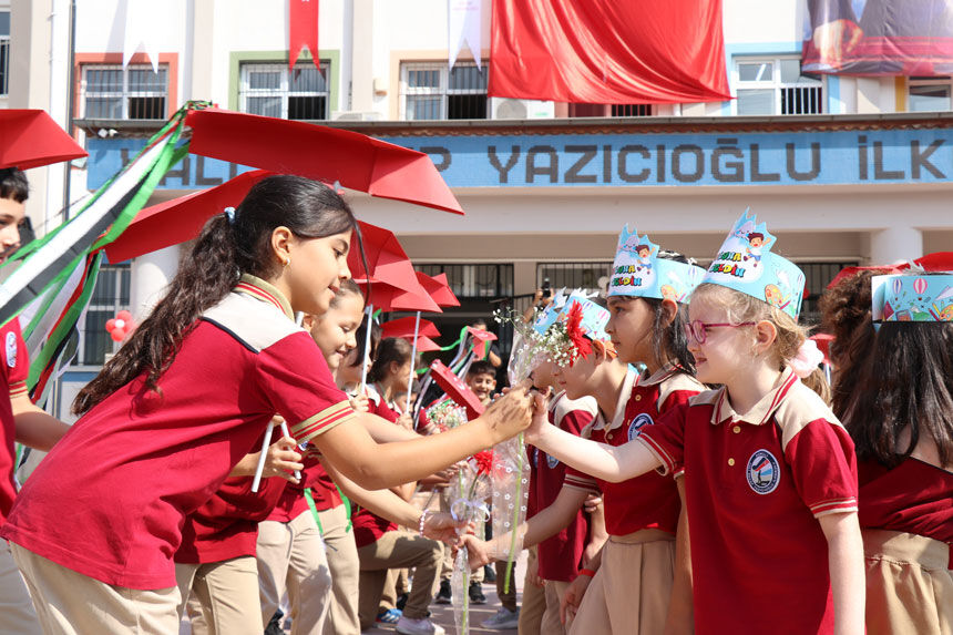 Denizli Okullar Acildi Ogrenciler Ciceklerle Karşilandi3