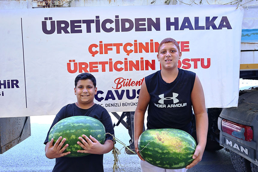 Denizlide Belediye Ureticinin Karpuzunu Satin Alip Ihtiyac Sahiplerine Dagitacak 3