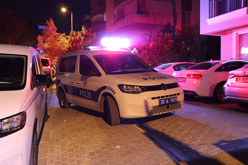Denizlide Bicakli Kavga Aparttaki Tartismada 1 Kisi Yaralandi 3