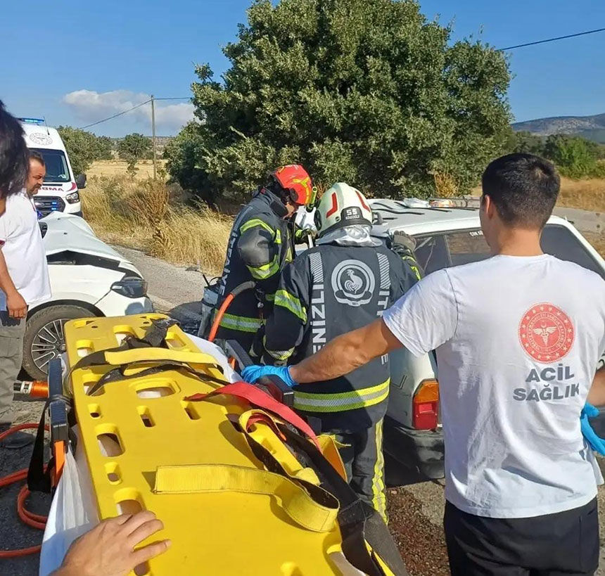 Denizlide Iki Otomobil Carpisti 2Si Agir 5 Yarali 1