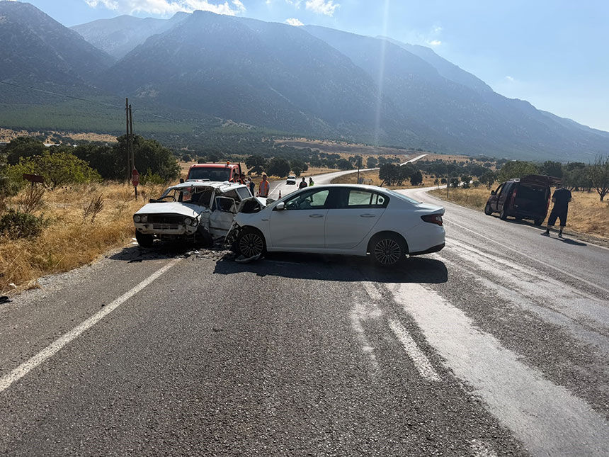 Denizlide Iki Otomobil Carpisti 2Si Agir 5 Yarali 2
