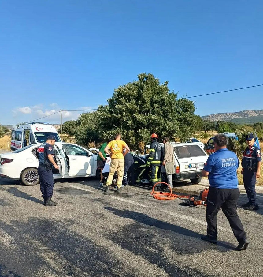 Denizlide Iki Otomobil Carpisti 2Si Agir 5 Yarali 3