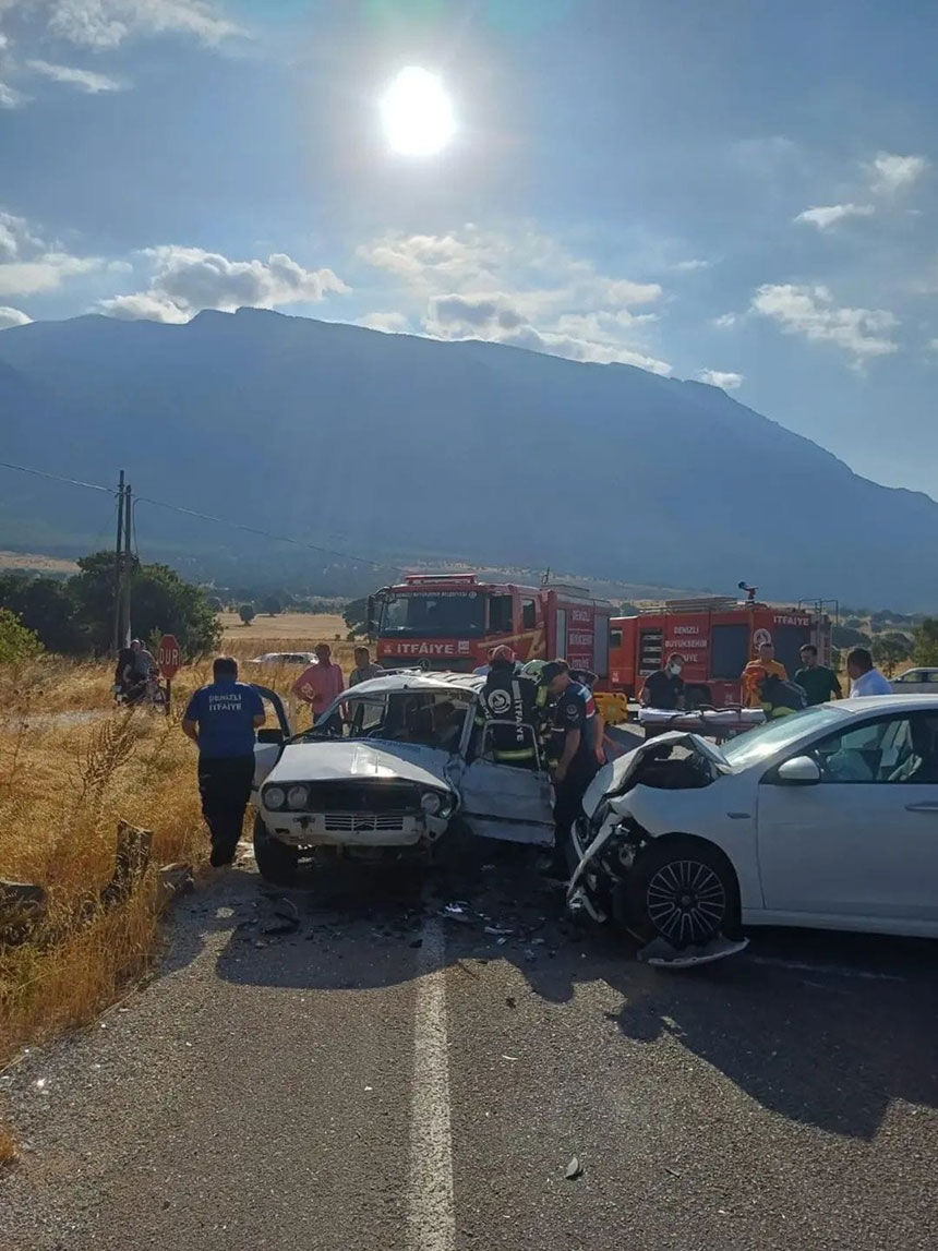 Denizlide Iki Otomobil Carpisti 2Si Agir 5 Yarali 4