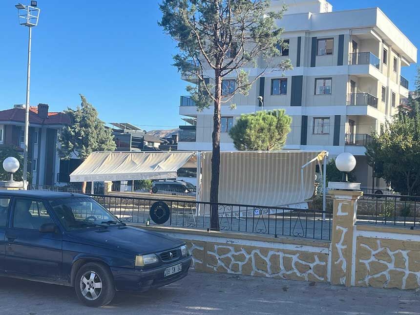 Denizlide Kitap Kafe Onundeki Kirik Golgelik Velileri Isyan Ettirdi 1