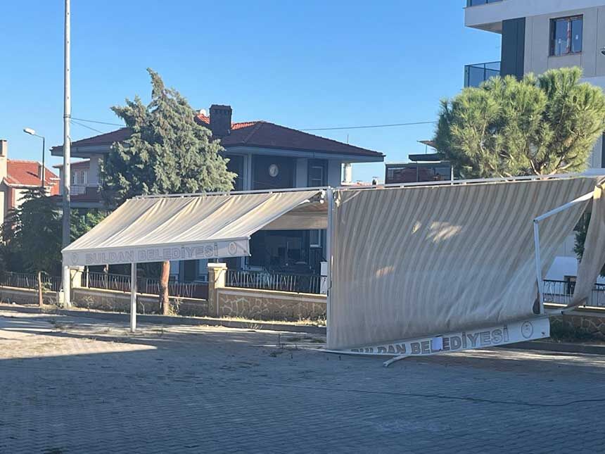 Denizlide Kitap Kafe Onundeki Kirik Golgelik Velileri Isyan Ettirdi 2