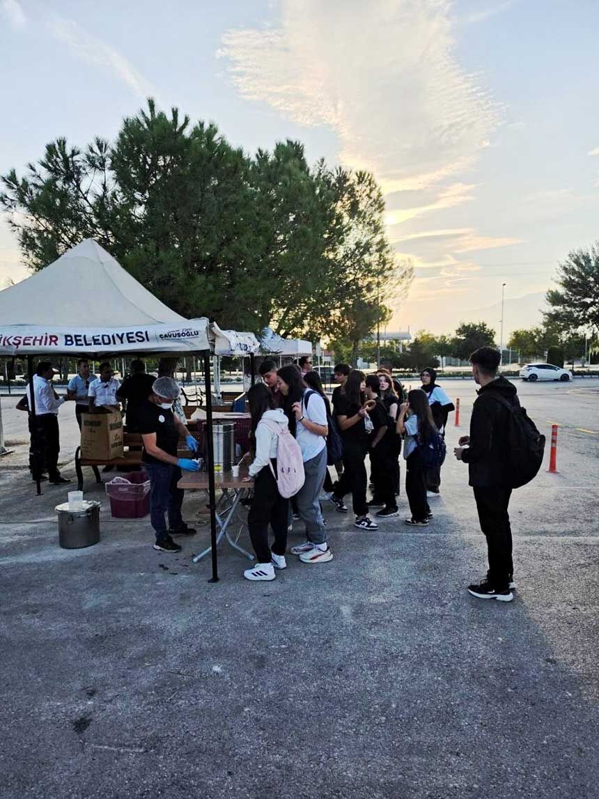 Denizlide Ogrencilere Sabahin Ilk Isiklarinda Corba Ve Simit Ikrami 1