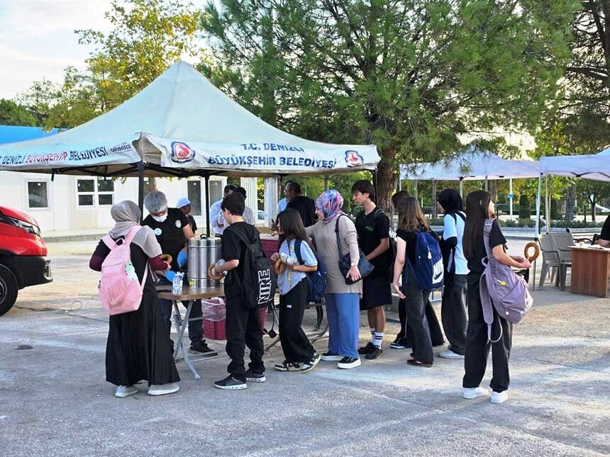 Denizlide Ogrencilere Sabahin Ilk Isiklarinda Corba Ve Simit Ikrami 3