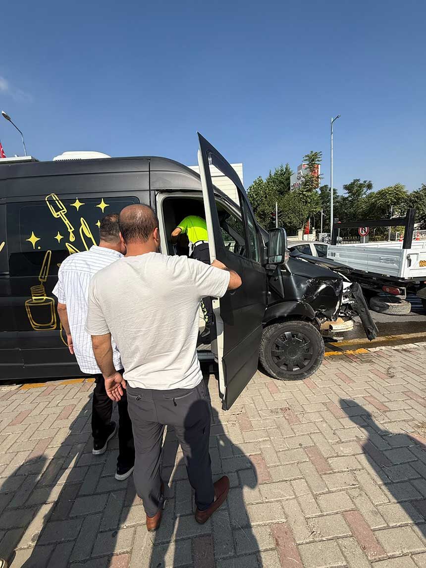 Denizlide Trafikte Uyusturucunun Etkisinde Olan Sofor 8 Araci Bicti 1