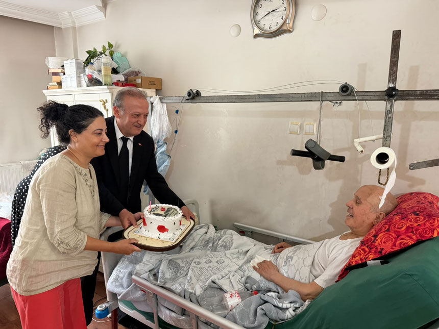 Merkezefendi Kaymakami Abdullah Demirden Kibris Gazisi Omer Samsaya Dogum Gunu Surprizi2