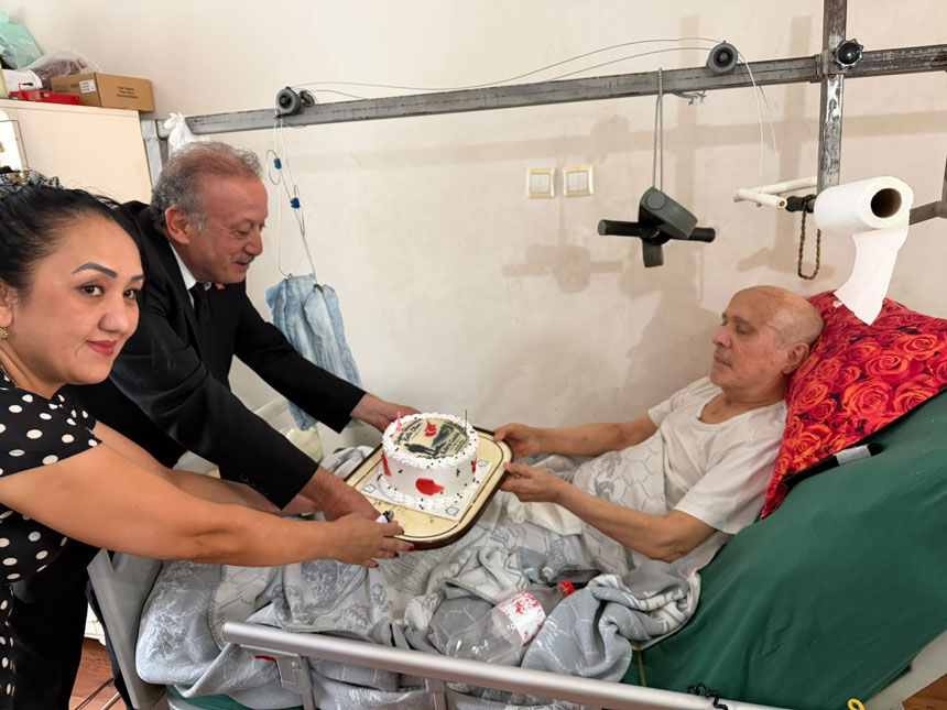 Merkezefendi Kaymakami Abdullah Demirden Kibris Gazisi Omer Samsaya Dogum Gunu Surprizi3