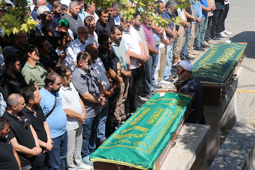 Trafik Kazasinda Olen Genc Annesinin Mezarina Babasi Ise Yanlarina Defnedildi 6