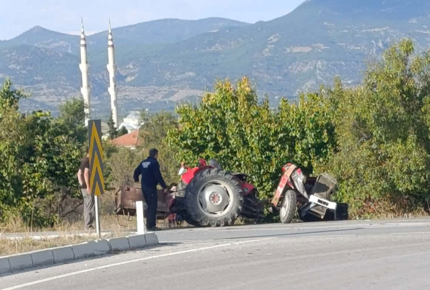 Acipayamda Trafik Kazasi Traktor Ile Isci Servisi Carpisti 8 Yarali3
