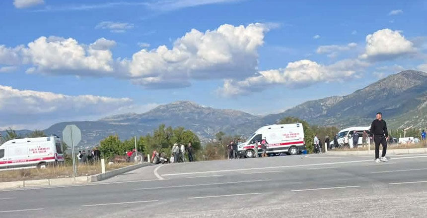 Acipayamda Trafik Kazasi Traktor Ile Isci Servisi Carpisti 8 Yarali4
