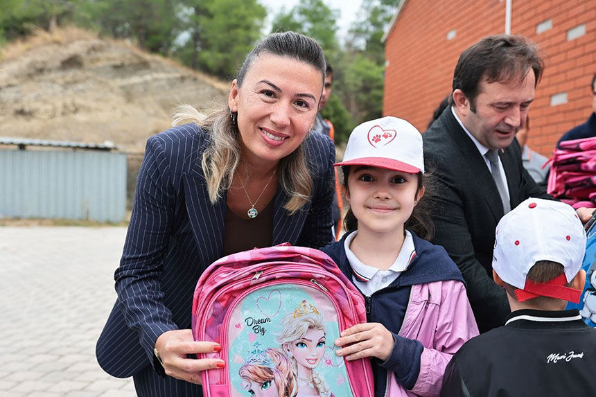 Baskan Cavusoglu Cocuklarla Birlikte Can Dostlarin Merkezini Gezdi 1