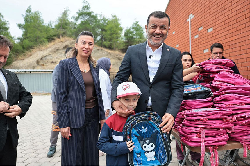 Baskan Cavusoglu Cocuklarla Birlikte Can Dostlarin Merkezini Gezdi 2