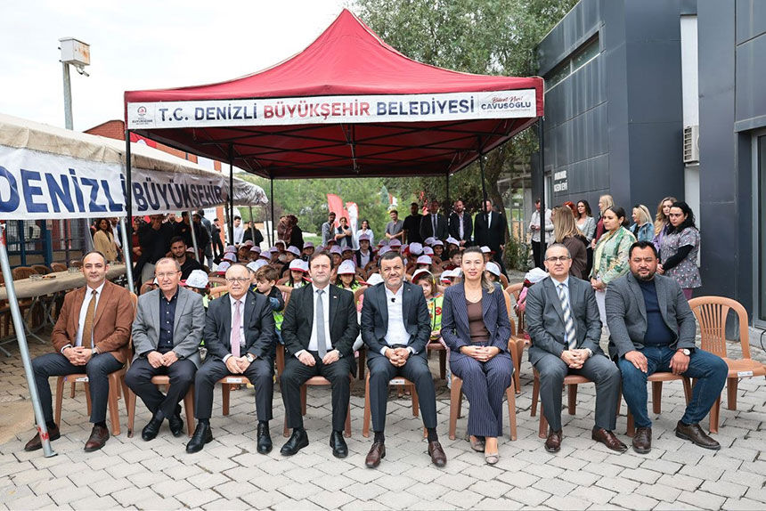 Baskan Cavusoglu Cocuklarla Birlikte Can Dostlarin Merkezini Gezdi 4