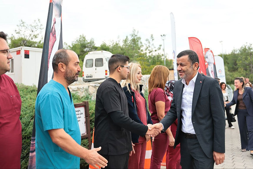 Baskan Cavusoglu Cocuklarla Birlikte Can Dostlarin Merkezini Gezdi 5