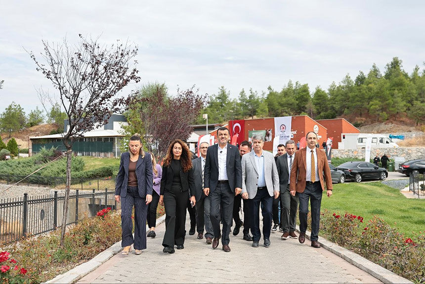 Baskan Cavusoglu Cocuklarla Birlikte Can Dostlarin Merkezini Gezdi