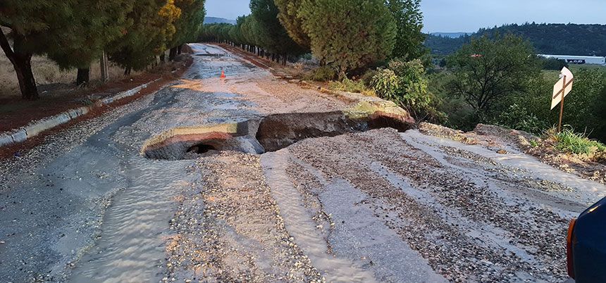 Buldan Sarigol Karayolu Saganak Nedeniyle Coktu Yol Ulasima Kapandi 1